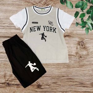 Αγορίστικο σετ με μπλούζα τύπου φανέλα “NEW YORK” και μαύρη βερμούδα με τύπωμα μπασκετμπολίστα – αθλητικό στυλ για μικρούς λάτρεις του μπάσκετ