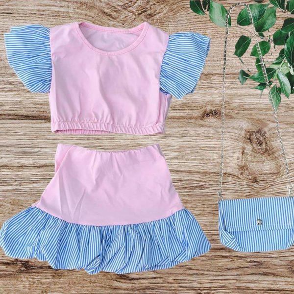 Κοριτσίστικο σετ με ροζ crop top και φούστα με γαλάζιο ριγέ βολάν, συνοδευόμενο από ασορτί τσαντάκι με αλυσίδα