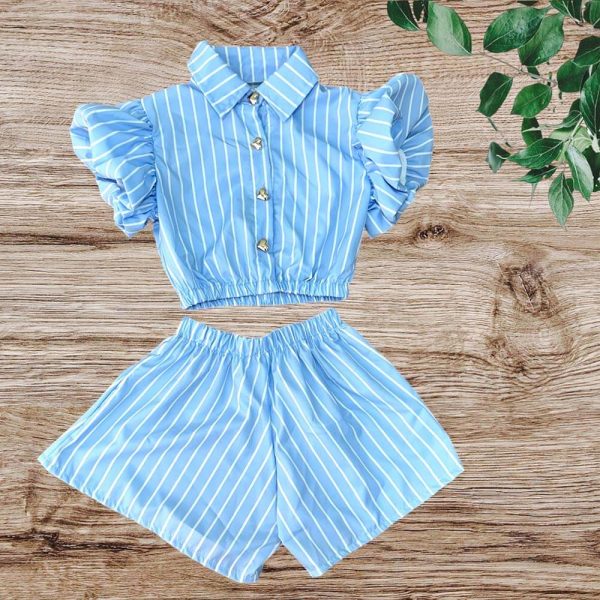 Κοριτσίστικο σετ με μπλε crop top με ρίγες και puff μανίκια & ασορτί σορτς – καλοκαιρινό outfit για παιδιά