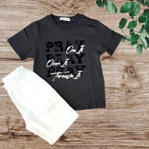 Αγορίστικο σετ με μαύρη μπλούζα με τύπωμα PRAY και λευκή βερμούδα, παιδικά ρούχα για καλοκαίρι, street style για αγόρια