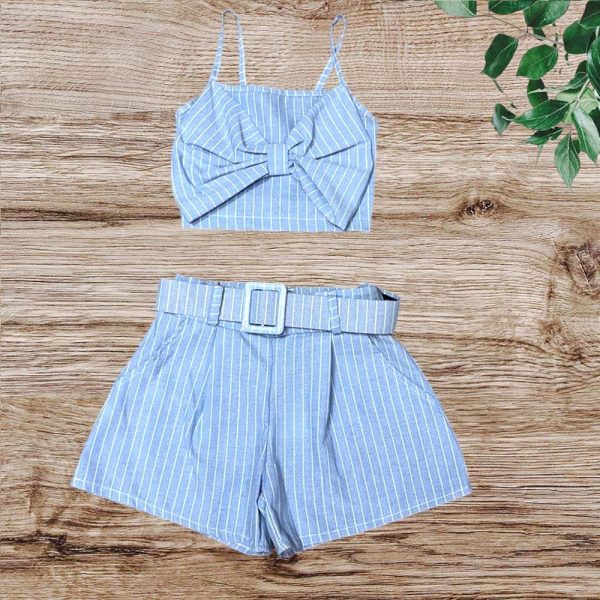 Κοριτσίστικο καλοκαιρινό σετ με ριγέ crop top με φιόγκο και ασορτί σορτσάκι με ζώνη – σετ για μοντέρνα κορίτσια