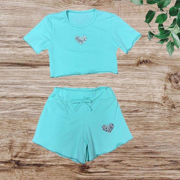 Mint σετ για κορίτσια με crop top και σορτσάκι διακοσμημένα με λαμπερές γκλίτερ καρδιές – καλοκαιρινή παιδική μόδα