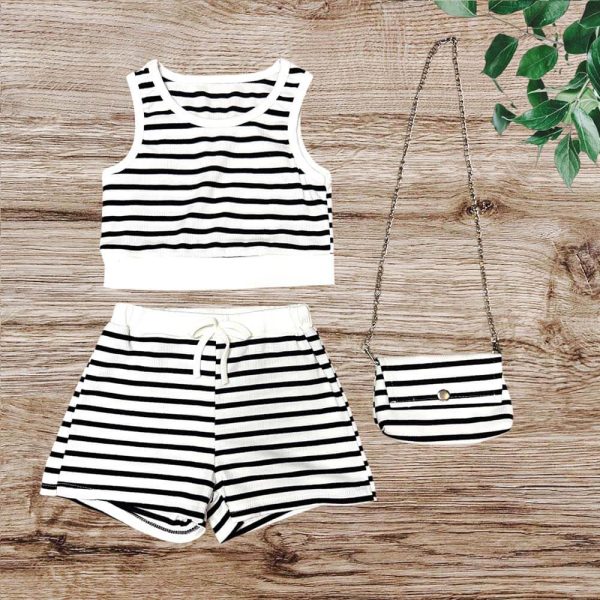 Καλοκαιρινό σετ κοριτσιού με λευκό crop top, σορτς και ριγέ τσαντάκι – μαρινιέρα look