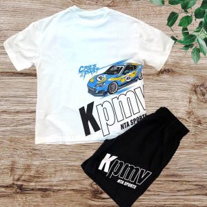 Αγoρίστικο σετ με λευκό μπλουζάκι τύπωμα αυτοκινήτου και μαύρη βερμούδα “Kpmv Sports”, σε ξύλινο φόντο – Carouselshop