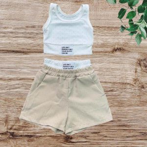 Κοριτσίστικο σετ με λευκό crop top και μπεζ σορτσάκι με στάμπα