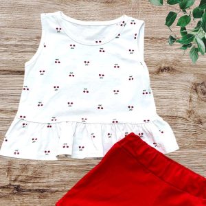 Σετ κοριτσιού με φράουλες και κόκκινο σορτς, καλοκαιρινό παιδικό ρούχο Carouselshop, μπλουζάκι με βολάν