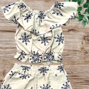 Κοριτσίστικο σετ με μπεζ μπλούζα έξω ώμους και σορτσάκι, διακοσμημένα με μπλε κεντητά μοτίβα