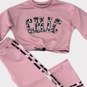 Ροζ σετ φόρμας κορίτσι με cropped μπλούζα CHIC και παντελόνι με ρίγα στο πλάι – παιδικά ρούχα μόδας