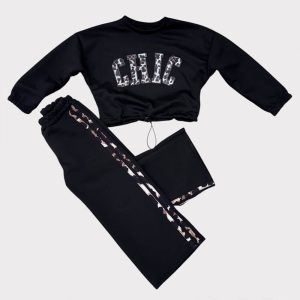 Μαύρο σετ φόρμας κορίτσι με cropped μπλούζα CHIC και παντελόνι με ρίγα στο πλάι – παιδικά ρούχα μόδας