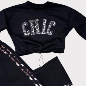 Μαύρο σετ φόρμας κορίτσι με cropped μπλούζα CHIC και παντελόνι με ρίγα στο πλάι – παιδικά ρούχα μόδας