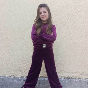 Μοβ βελούδινο σετ φόρμας κορίτσι με cropped μπλούζα και παντελόνι – παιδικά ρούχα με στυλ και άνεση