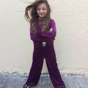 Μοβ βελούδινο σετ φόρμας κορίτσι με cropped μπλούζα και παντελόνι – παιδικά ρούχα με στυλ και άνεση