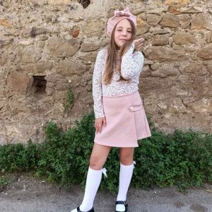 Σετ κορίτσι με φλοράλ μπλούζα, ροζ σορτς-φούστα και μπερέ με φιόγκο – ρομαντικό παιδικό ντύσιμο