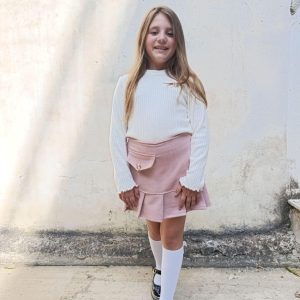 Σετ κορίτσι με λευκή ριμπ μπλούζα και ροζ φούστα-σορτς με πιέτες – κομψό και μοντέρνο παιδικό ντύσιμο