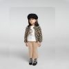 Σετ κορίτσι με animal print fleece jacket, μπλούζα “Kiss” και μπεζ παντελόνι καμπάνα – μοντέρνο φθινοπωρινό outfit
