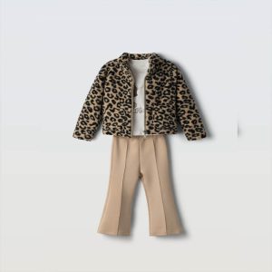 Σετ κορίτσι με animal print fleece jacket, μπλούζα “Kiss” και μπεζ παντελόνι καμπάνα – μοντέρνο φθινοπωρινό outfit