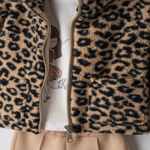 Σετ κορίτσι με animal print fleece jacket, μπλούζα “Kiss” και μπεζ παντελόνι καμπάνα – μοντέρνο φθινοπωρινό outfit