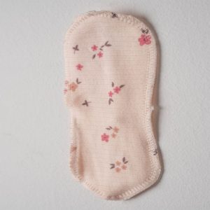 Παιδική πιτζάμα κορίτσι με φλοράλ τύπωμα σε εκρού ριμπ ύφασμα