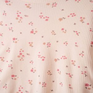 Παιδική πιτζάμα κορίτσι με φλοράλ τύπωμα σε εκρού ριμπ ύφασμα