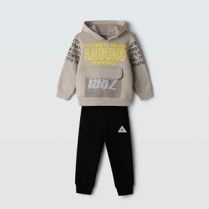 Σετ αγορίστικο με μπεζ φούτερ “Around the World” και μαύρο παντελόνι – παιδικό outfit με στυλ και άνεση