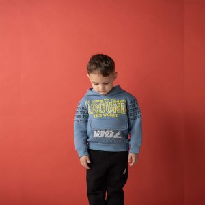 Σετ παιδικό για αγόρι με μπλε φούτερ “Around the World” και μαύρο παντελόνι – άνετο και μοντέρνο ντύσιμο για καθημερινή χρήση