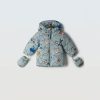 Παιδικό μπουφάν με κουκούλα και γαντάκια “Explorer” σε γαλάζιο χρώμα με σχέδια βουνού, σκηνής και αυτοκινήτου