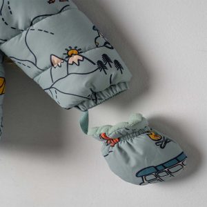 Παιδικό μπουφάν με κουκούλα και γαντάκια “Explorer” σε γαλάζιο χρώμα με σχέδια βουνού, σκηνής και αυτοκινήτου