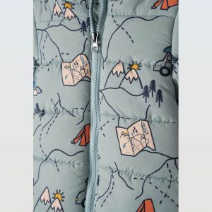 Παιδικό μπουφάν με κουκούλα και γαντάκια “Explorer” σε γαλάζιο χρώμα με σχέδια βουνού, σκηνής και αυτοκινήτου