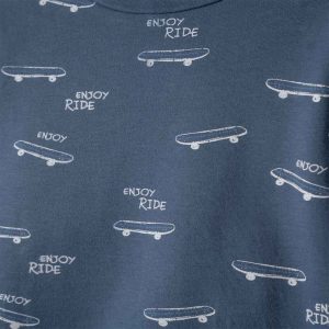 Μπλε παιδική πιτζάμα με λευκό print από skateboard και τη φράση “Enjoy the Ride”. Άνετη και μοντέρνα.