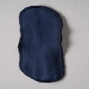 Παιδική πιτζάμα για αγόρι, με γκρι μπλούζα και πολύχρωμα αυτοκινητάκια και μονόχρωμο μπλε παντελόνι.