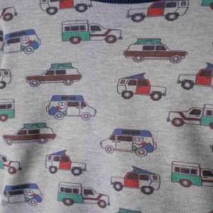 Παιδική πιτζάμα για αγόρι, με γκρι μπλούζα και πολύχρωμα αυτοκινητάκια και μονόχρωμο μπλε παντελόνι.