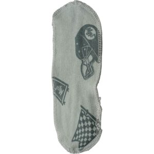 Παιδική πράσινη πιτζάμα με αθλητικά σχέδια – μπάλες, κράνη και σημαίες. Άνετη και στιλάτη για αγόρια.