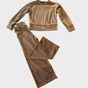 Καφέ βελούδινο σετ φόρμας κορίτσι με cropped μπλούζα και παντελόνι με στρας – παιδικό σετ με λάμψη και στυλ