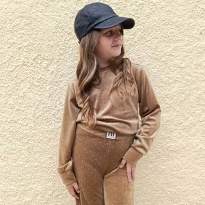 Καφέ βελούδινο σετ φόρμας κορίτσι με cropped μπλούζα και παντελόνι με στρας – παιδικό σετ με λάμψη και στυλ