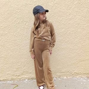 Καφέ βελούδινο σετ φόρμας κορίτσι με cropped μπλούζα και παντελόνι με στρας – παιδικό σετ με λάμψη και στυλ