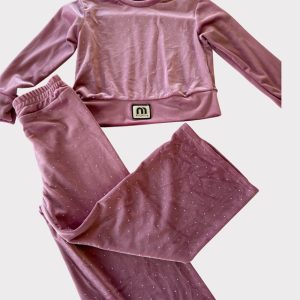 Ροζ βελούδινο σετ φόρμας κορίτσι με cropped μπλούζα και ίσιο παντελόνι με στρας – παιδικό σετ με λάμψη και άνεση