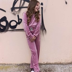 Ροζ βελούδινο σετ φόρμας κορίτσι με cropped μπλούζα και ίσιο παντελόνι με στρας – παιδικό σετ με λάμψη και άνεση