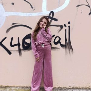 Ροζ βελούδινο σετ φόρμας κορίτσι με cropped μπλούζα και ίσιο παντελόνι με στρας – παιδικό σετ με λάμψη και άνεση