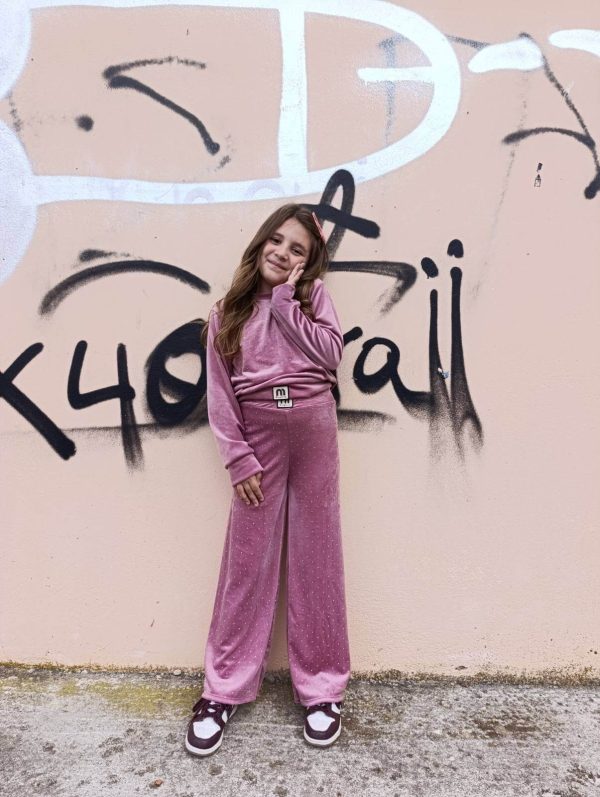 Ροζ βελούδινο σετ φόρμας κορίτσι με cropped μπλούζα και ίσιο παντελόνι με στρας – παιδικό σετ με λάμψη και άνεση