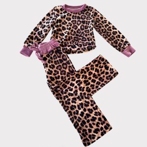 Βελούδινο σετ φόρμας κορίτσι με animal print και μωβ λεπτομέρειες – μοντέρνο παιδικό ντύσιμο με leopard σχέδιο