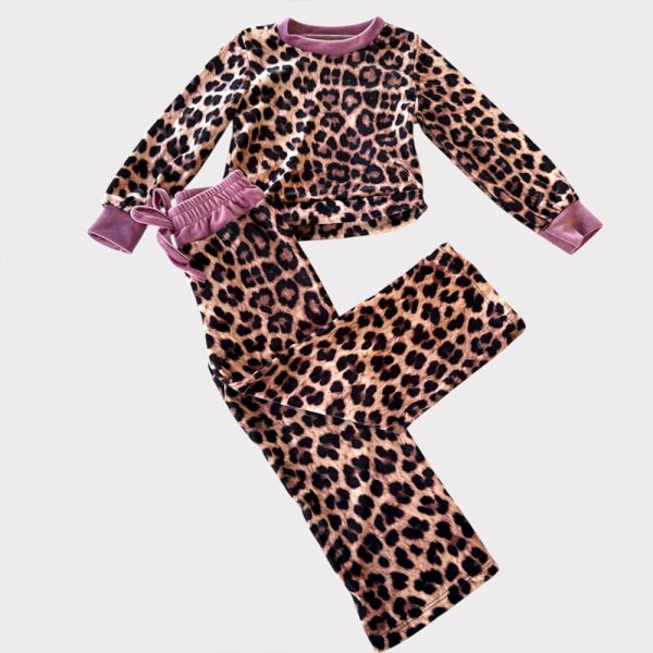 Βελούδινο σετ φόρμας κορίτσι με animal print και μωβ λεπτομέρειες – μοντέρνο παιδικό ντύσιμο με leopard σχέδιο