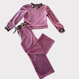 Ροζ βελούδινο σετ φόρμας κορίτσι με leopard λεπτομέρειες – cropped μπλούζα και παντελόνι για στυλάτο παιδικό ντύσιμο