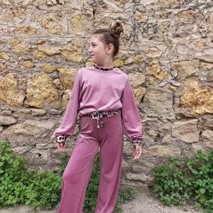 Ροζ βελούδινο σετ φόρμας κορίτσι με leopard λεπτομέρειες – cropped μπλούζα και παντελόνι για στυλάτο παιδικό ντύσιμο