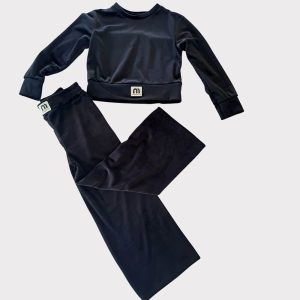 Μαύρο βελούδινο σετ φόρμας κορίτσι με cropped μπλούζα και παντελόνι – κομψό και άνετο παιδικό ντύσιμο