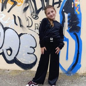 Μαύρο βελούδινο σετ φόρμας κορίτσι με cropped μπλούζα και παντελόνι – κομψό και άνετο παιδικό ντύσιμο