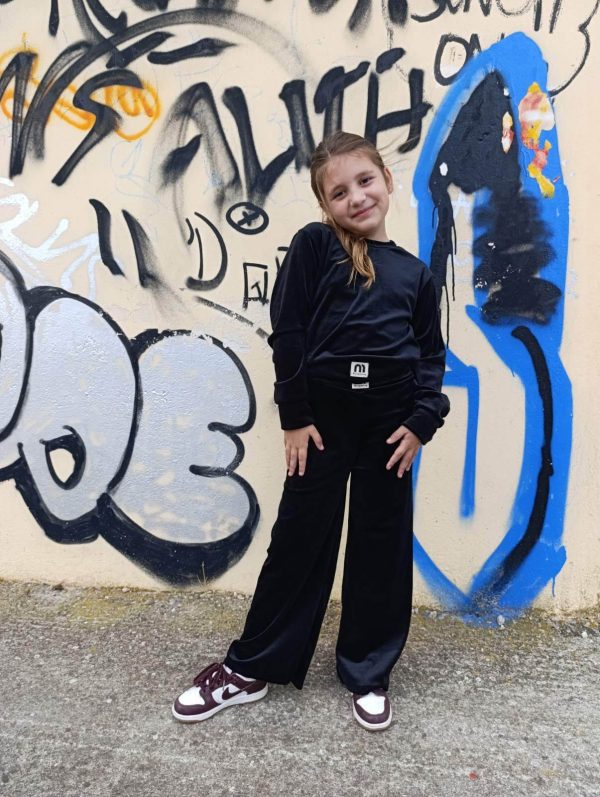 Μαύρο βελούδινο σετ φόρμας κορίτσι με cropped μπλούζα και παντελόνι – κομψό και άνετο παιδικό ντύσιμο