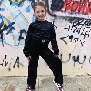 Μαύρο βελούδινο σετ φόρμας κορίτσι με cropped μπλούζα και παντελόνι – κομψό και άνετο παιδικό ντύσιμο