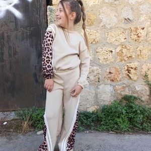 Σετ κορίτσι με λεοπάρ και μπεζ λεπτομέρειες – μοντέρνα μπλούζα και παντελόνι με ρίγες για στυλάτες εμφανίσεις