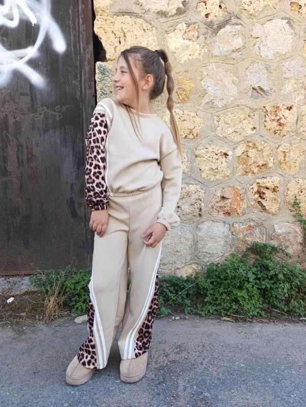 Σετ κορίτσι με λεοπάρ και μπεζ λεπτομέρειες – μοντέρνα μπλούζα και παντελόνι με ρίγες για στυλάτες εμφανίσεις