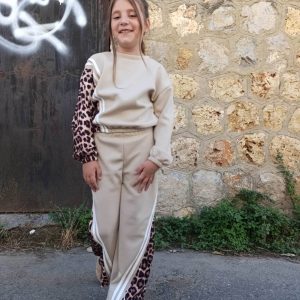 Σετ κορίτσι με λεοπάρ και μπεζ λεπτομέρειες – μοντέρνα μπλούζα και παντελόνι με ρίγες για στυλάτες εμφανίσεις